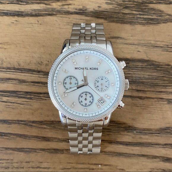 Michael Kors Silver Watch w box - Picture 1 of 8